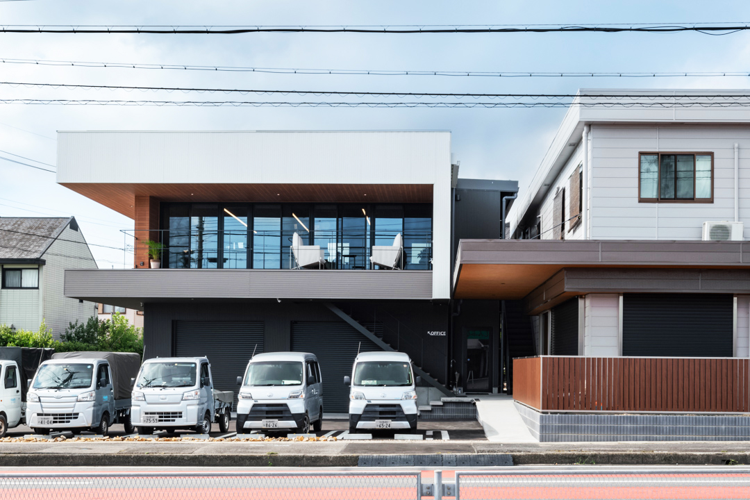 最大8mのワイド開口。
大型車両がそのまま入る大開口設計