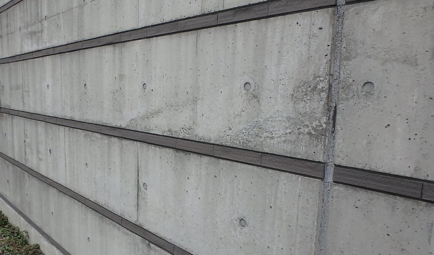 コンクリート外壁は劣化状況で修繕方法が異なります。撥水剤や弾性塗料など外壁塗料のメリット・デメリットをご紹介。【事例紹介：半田市の製造業】
